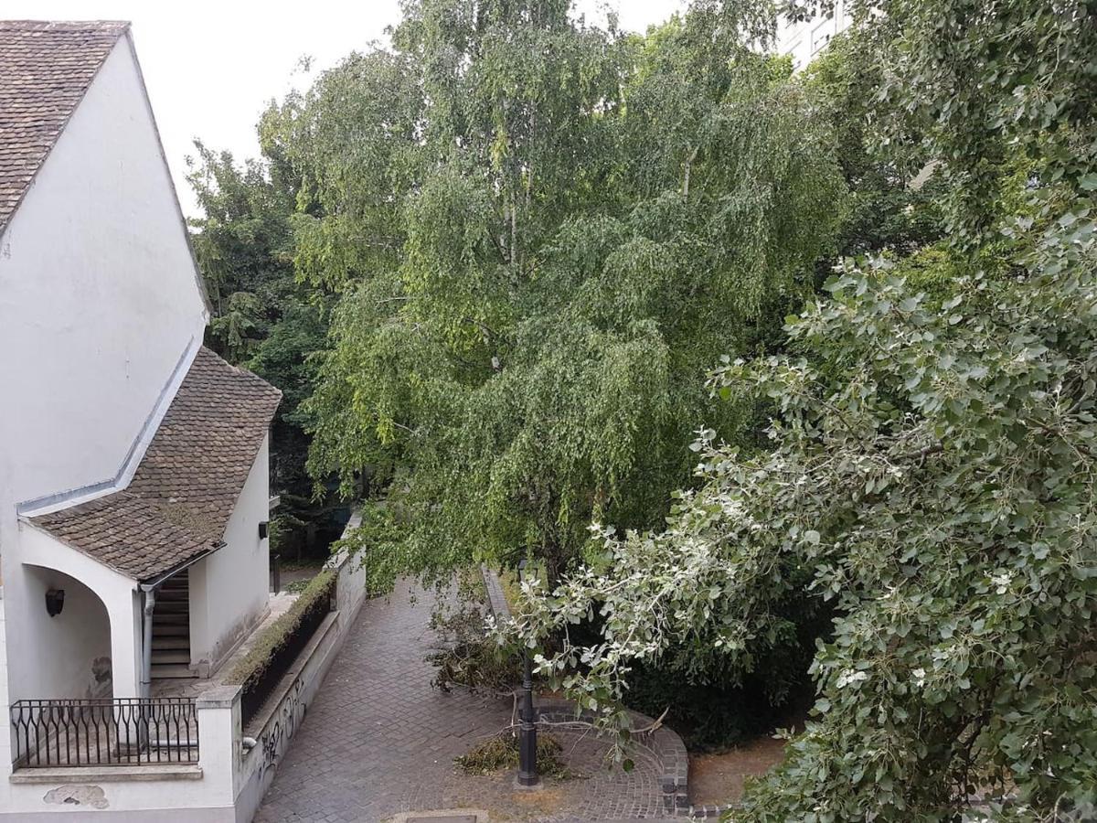 Stylish Historic Flat For 4 In Heart Of Oldbuda Budapeste Exterior foto