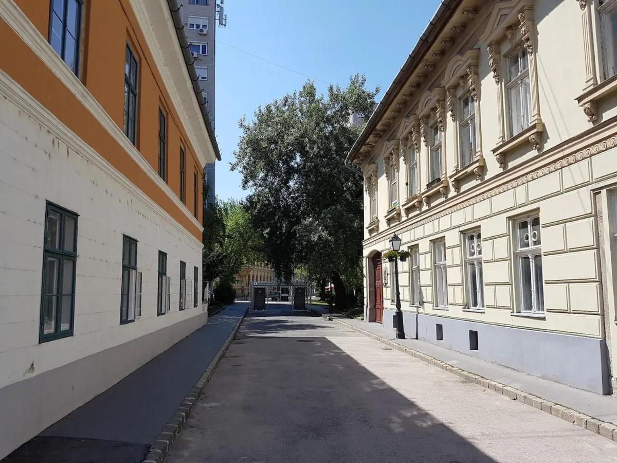 Stylish Historic Flat For 4 In Heart Of Oldbuda Budapeste Exterior foto
